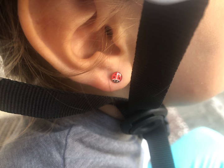 Am fost cu fetele să-și găurească&nbsp;urechile