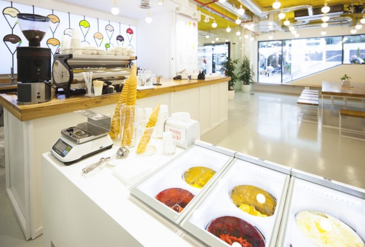 Un moment, pe o bancă, în apropierea unei&nbsp;gelaterii